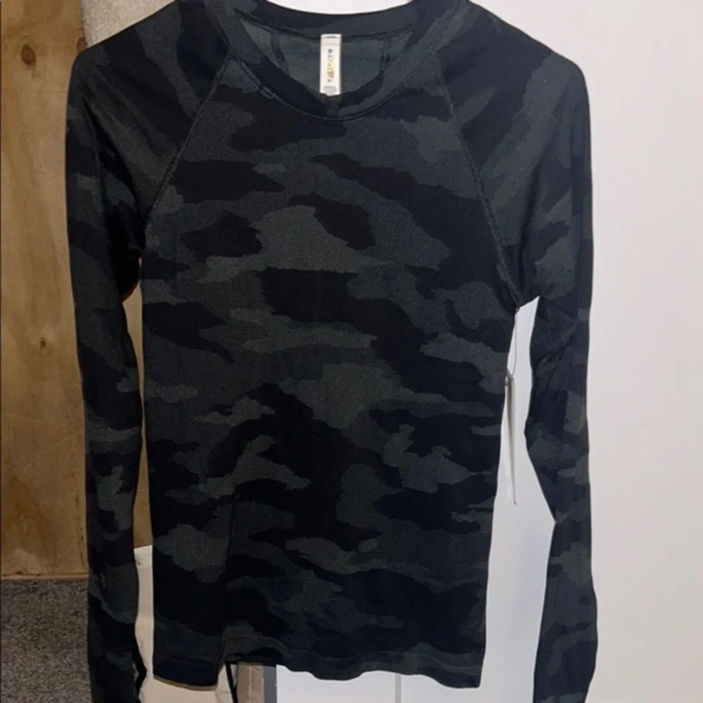NWT Athleta Momentum Top Black and Gray Camo- Small - Picture 1 of 7